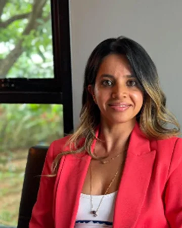 KĀHLĪ Phuket 医療統括 · Live More Clinic Dr Deepali Kapahi
